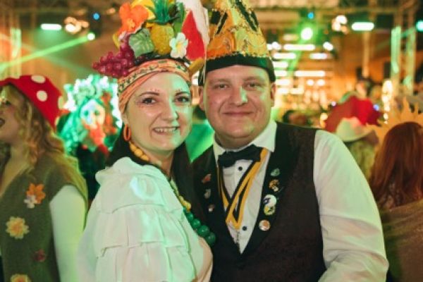 mittel-2026-02-14-rkg-kostuemball-0893bb0aa70-2947-1ad3-389b-cb903b2cd1b73656DA41-E0C6-967F-31AD-E40E8DC3BAA1.jpeg